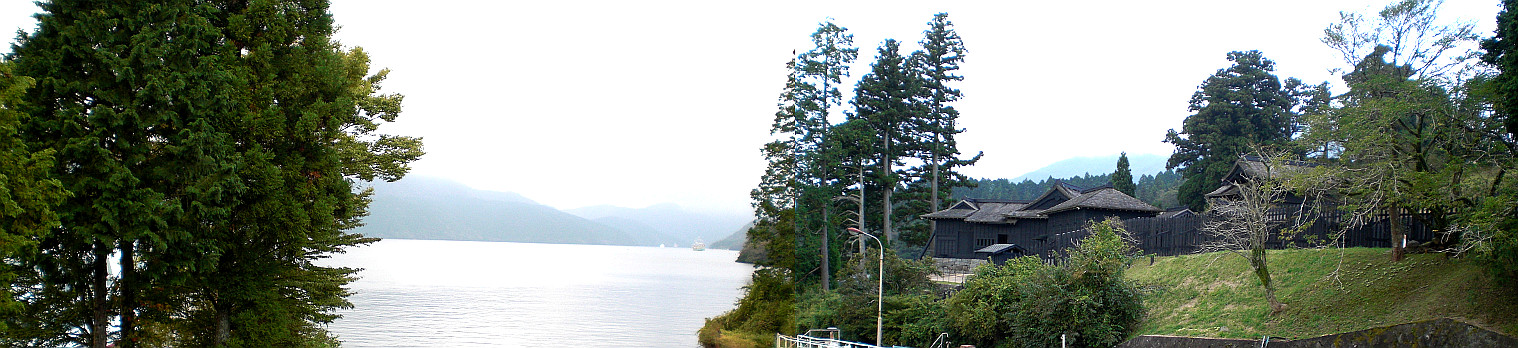 芦ノ湖に浮かぶような「箱根関所」